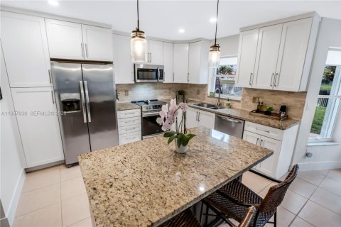 House in Pembroke Pines, Florida 4 bedrooms, 202.06 sq.m. № 2021964 - photo 10