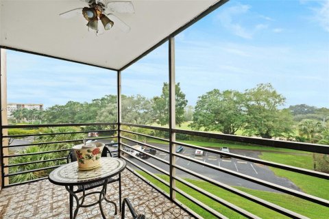 Condo in Pembroke Pines, Florida, 2 bedrooms № 1987603 - photo 1