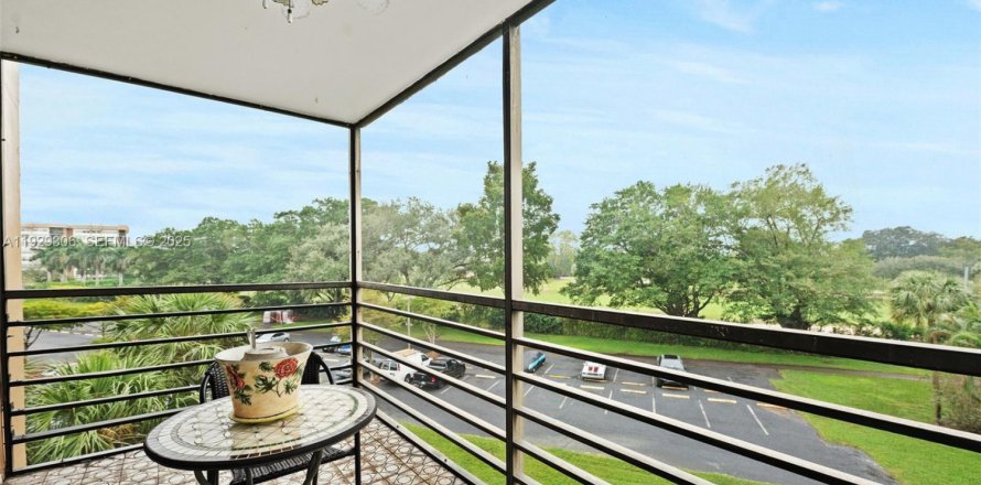 Condo in Pembroke Pines, Florida, 2 bedrooms № 1987603