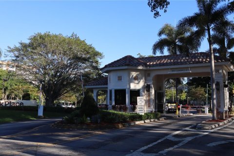 Condo in Pembroke Pines, Florida, 2 bedrooms № 1987603 - photo 2
