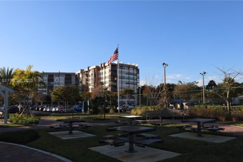 Condo in Pembroke Pines, Florida, 2 bedrooms № 1987603 - photo 3