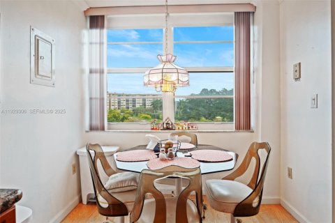 Condo in Pembroke Pines, Florida, 2 bedrooms № 1987603 - photo 16