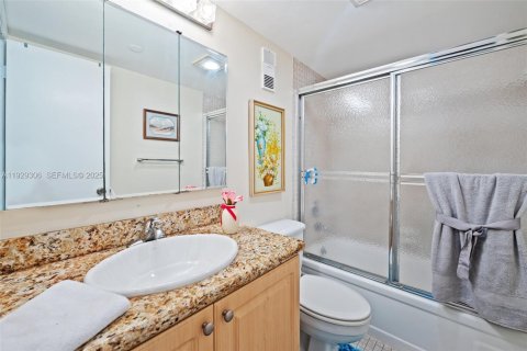 Condo in Pembroke Pines, Florida, 2 bedrooms № 1987603 - photo 25