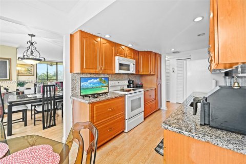Condo in Pembroke Pines, Florida, 2 bedrooms № 1987603 - photo 14