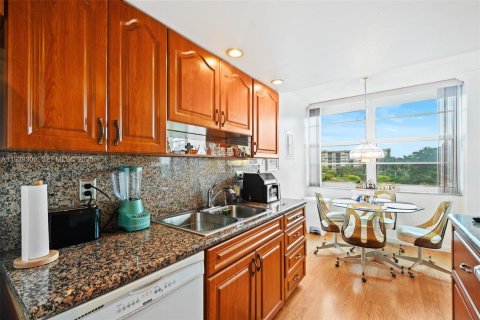 Condo in Pembroke Pines, Florida, 2 bedrooms № 1987603 - photo 13