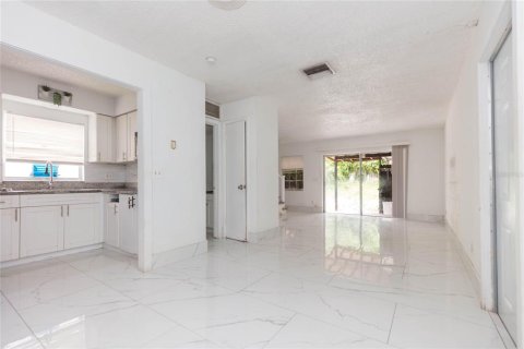 Immobilier commercial à vendre à Tampa, Floride: 6 chambres, 193.98 m2 № 2405537 - photo 4