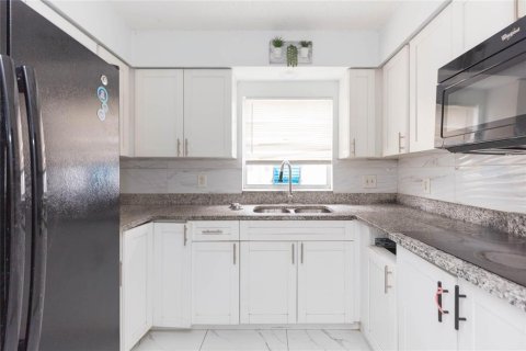 Immobilier commercial à vendre à Tampa, Floride: 6 chambres, 193.98 m2 № 2405537 - photo 8