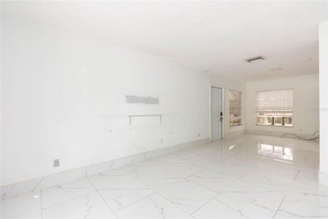 Immobilier commercial à vendre à Tampa, Floride: 6 chambres, 193.98 m2 № 2405537 - photo 12