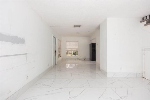 Immobilier commercial à vendre à Tampa, Floride: 6 chambres, 193.98 m2 № 2405537 - photo 11
