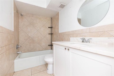 Immobilier commercial à vendre à Tampa, Floride: 6 chambres, 193.98 m2 № 2405537 - photo 21