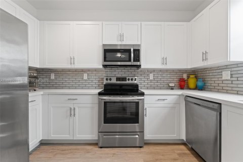Townhouse in Miami, Florida 3 bedrooms, 128.02 sq.m. № 1922995 - photo 14