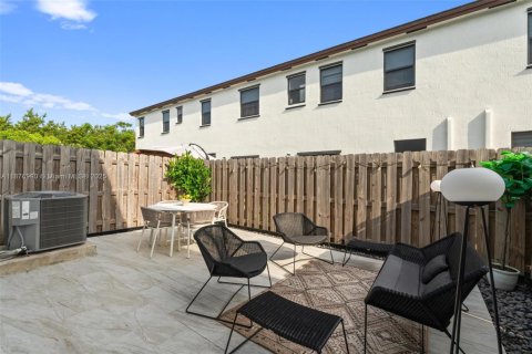 Townhouse in Miami, Florida 3 bedrooms, 128.02 sq.m. № 1922995 - photo 17