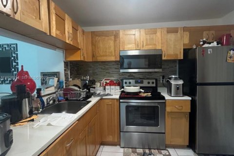 Copropriété à louer à Miami, Floride: 2 chambres, 74.32 m2 № 1985911 - photo 1