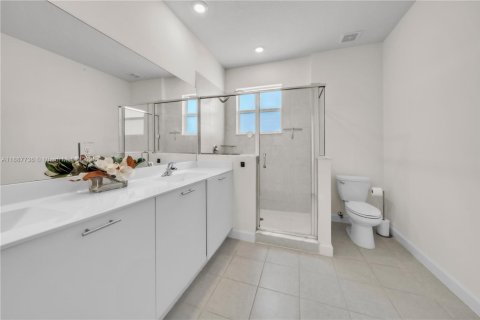 Townhouse in Miami, Florida 3 bedrooms, 157.47 sq.m. № 1933104 - photo 22