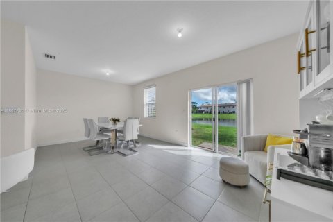 Touwnhouse à vendre à Miami, Floride: 3 chambres, 157.47 m2 № 1933104 - photo 9