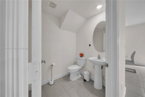 Townhouse in Miami, Florida 3 bedrooms, 157.47 sq.m. № 1933104 - photo 16