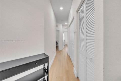 Adosado en venta en Miami, Florida, 3 dormitorios, 157.47 m2 № 1933104 - foto 18