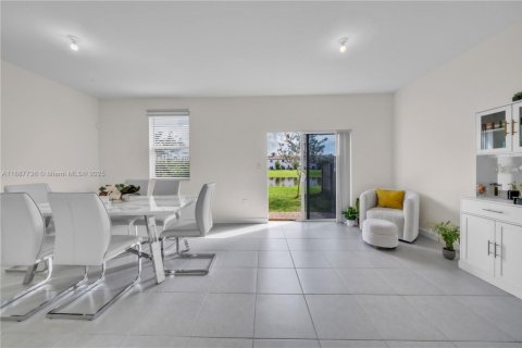 Adosado en venta en Miami, Florida, 3 dormitorios, 157.47 m2 № 1933104 - foto 3