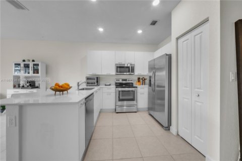 Adosado en venta en Miami, Florida, 3 dormitorios, 157.47 m2 № 1933104 - foto 12