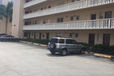 Condo in Hallandale Beach, Florida, 1 bedroom  № 2035370