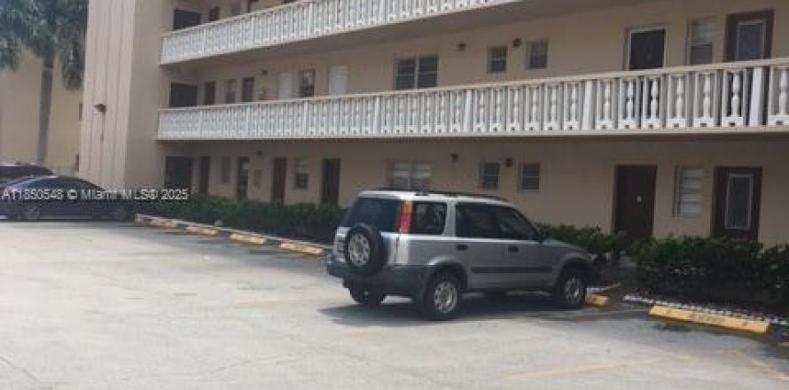 Condo in Hallandale Beach, Florida, 1 bedroom  № 2035370