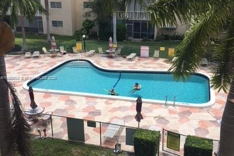 Condo in Hallandale Beach, Florida, 1 bedroom  № 2035370 - photo 2