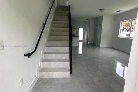 Casa en alquiler en Fort Lauderdale, Florida, 3 dormitorios № 2054853 - foto 2