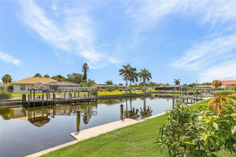 Commercial property in Cape Coral, Florida 4 bedrooms, 219.06 sq.m. № 2199876 - photo 9