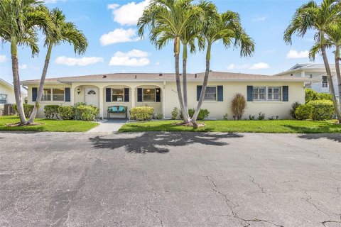 Commercial property in Cape Coral, Florida 4 bedrooms, 219.06 sq.m. № 2199876