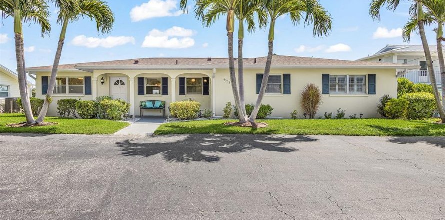 Commercial property in Cape Coral, Florida 4 bedrooms, 219.06 sq.m. № 2199876