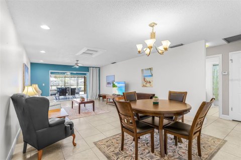 Commercial property in Cape Coral, Florida 4 bedrooms, 219.06 sq.m. № 2199876 - photo 3