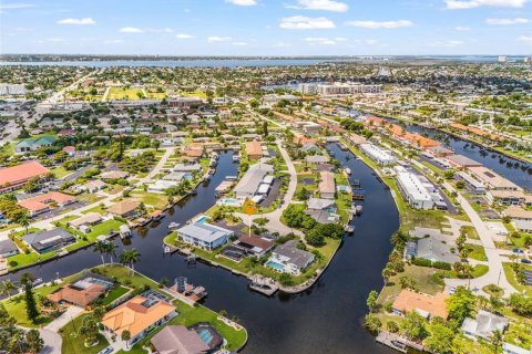 Commercial property in Cape Coral, Florida 4 bedrooms, 219.06 sq.m. № 2199876 - photo 7