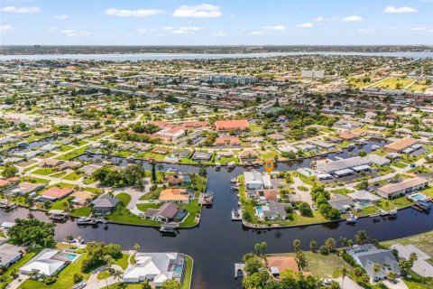 Commercial property in Cape Coral, Florida 4 bedrooms, 219.06 sq.m. № 2199876 - photo 27