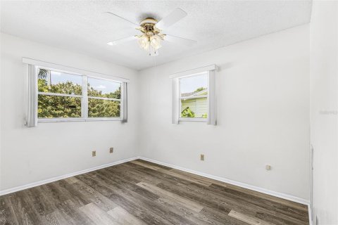 Commercial property in Cape Coral, Florida 4 bedrooms, 219.06 sq.m. № 2199876 - photo 20