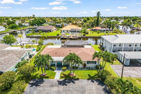 Commercial property in Cape Coral, Florida 4 bedrooms, 219.06 sq.m. № 2199876 - photo 8