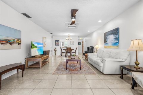 Commercial property in Cape Coral, Florida 4 bedrooms, 219.06 sq.m. № 2199876 - photo 12