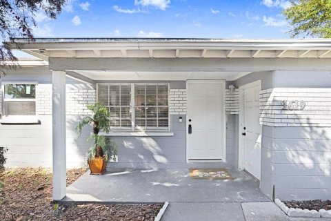 House in Tampa, Florida 4 bedrooms, 110.37 sq.m. № 2099779