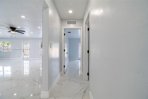 House in Margate, Florida 4 bedrooms, 143.26 sq.m. № 1774233 - photo 26