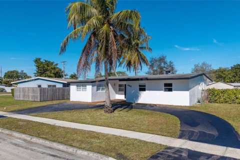 House in Margate, Florida 4 bedrooms, 143.26 sq.m. № 1774233 - photo 2