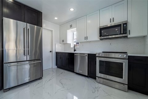 House in Margate, Florida 4 bedrooms, 143.26 sq.m. № 1774233 - photo 19