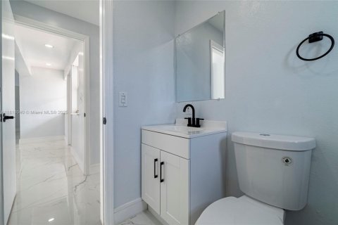 House in Margate, Florida 4 bedrooms, 143.26 sq.m. № 1774233 - photo 25