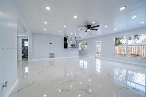 House in Margate, Florida 4 bedrooms, 143.26 sq.m. № 1774233 - photo 15