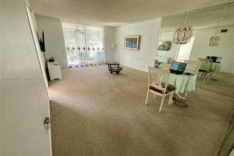 Condo in Margate, Florida, 2 bedrooms  № 1968982 - photo 11