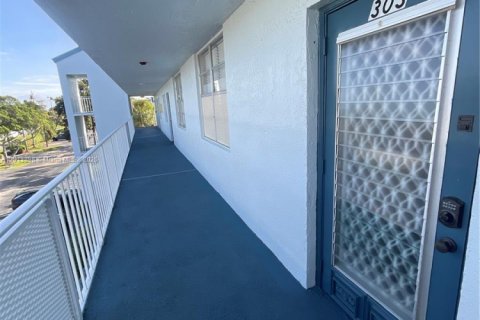 Condo in Margate, Florida, 2 bedrooms  № 1968982 - photo 30