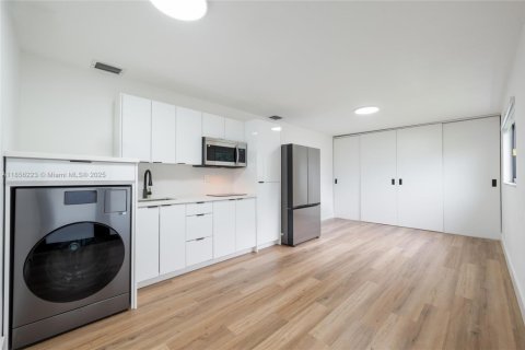 House in Hollywood, Florida 4 bedrooms, 115.29 sq.m. № 1880174 - photo 23