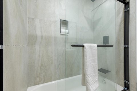 House in Hollywood, Florida 4 bedrooms, 115.29 sq.m. № 1880174 - photo 15