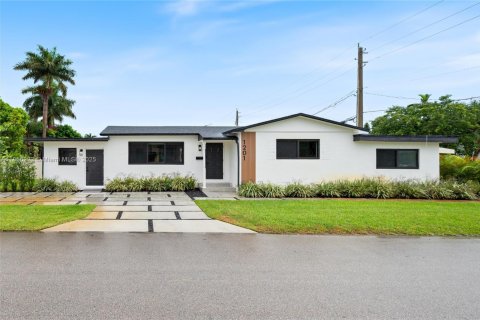 House in Hollywood, Florida 4 bedrooms, 115.29 sq.m. № 1880174 - photo 2