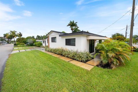 House in Hollywood, Florida 4 bedrooms, 115.29 sq.m. № 1880174 - photo 3