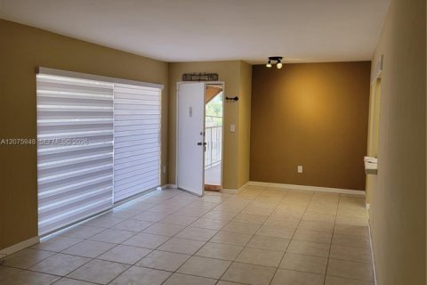 Copropriété à louer à Doral, Floride: 1 chambre, 72.46 m2 № 2317627 - photo 4