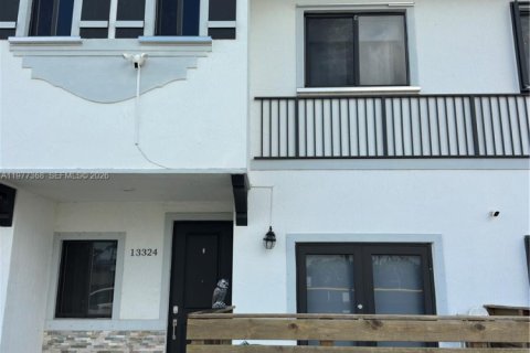 Townhouse in Miami, Florida 4 bedrooms, 156.08 sq.m. № 2042612